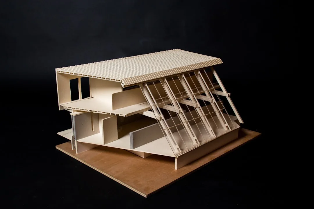 Maquette architecturale en carton sur fond sombre